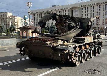 Kiev’de, Rus ordusunun ele geçirilen tankları sergileniyor