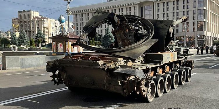 Kiev’de, Rus ordusunun ele geçirilen tankları sergileniyor