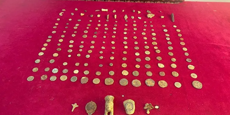 İzmir’de 188 parça tarihi eser ele geçirildi