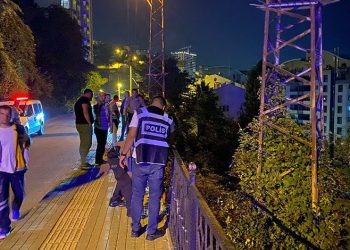 Zonguldak’ta uçuruma yuvarlanan araçtan çıkarak hastaneye gitti