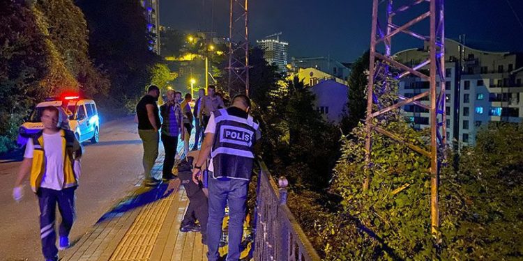 Zonguldak’ta uçuruma yuvarlanan araçtan çıkarak hastaneye gitti