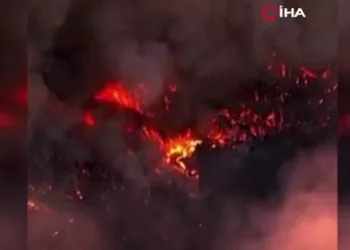 California yılın en büyük yangınıyla mücadele ediyor