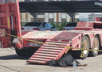 Şanlıurfa’da TIR’ın yükleme rampasının altında kaldı