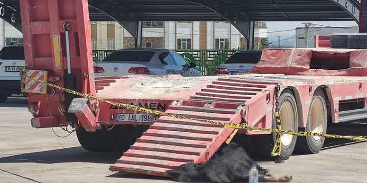 Şanlıurfa’da TIR’ın yükleme rampasının altında kaldı