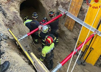 Soygun için kazdığı tünelde sıkıştı