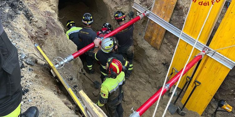 Soygun için kazdığı tünelde sıkıştı