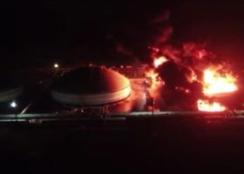 Küba’da akaryakıt tankerine yıldırım düştü