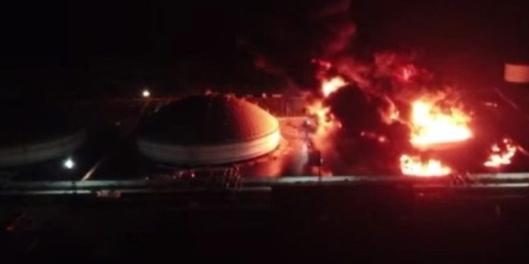 Küba’da akaryakıt tankerine yıldırım düştü