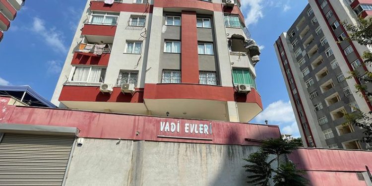 Adana’da 7 yaşındaki çocuk 4. kattan düştü