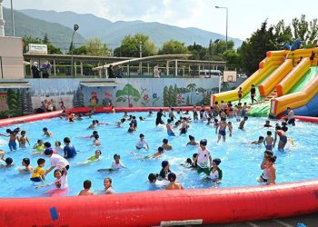 Bursa’da okul bahçesinde eğlence