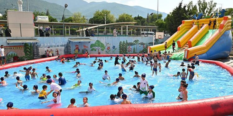 Bursa’da okul bahçesinde eğlence