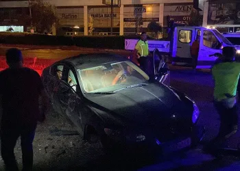 Bursa’da alkollü sürücü direğe çarptı: 1 yaralı