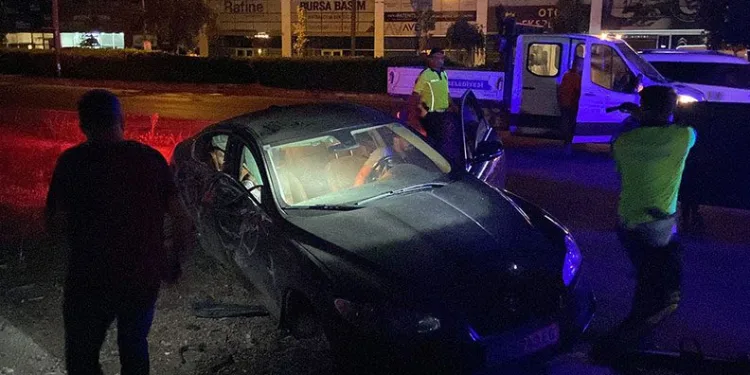 Bursa’da alkollü sürücü direğe çarptı: 1 yaralı