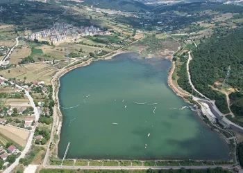 Doğal gölette sular çekildi