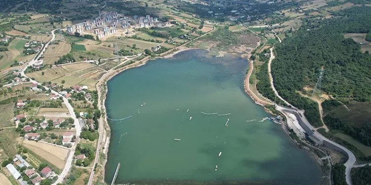 Doğal gölette sular çekildi