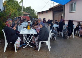 Şehitler için lokma döküp aşure dağıttılar