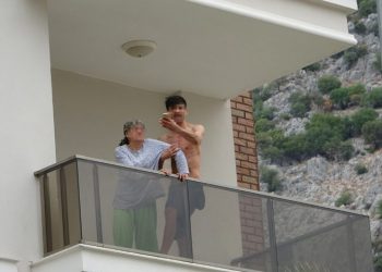 Annesini balkonda alıkoydu, polisi harekete geçirdi