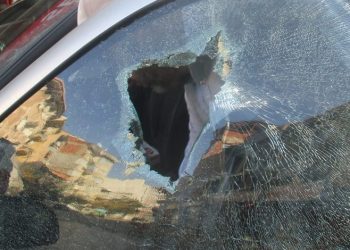 Bursa’da çarptığı aracın camını yumrukladı