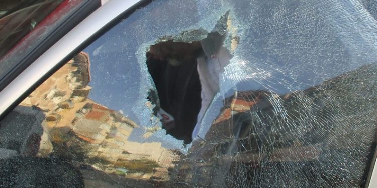 Bursa’da çarptığı aracın camını yumrukladı