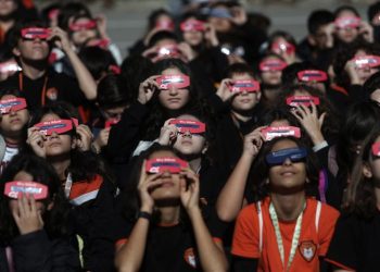 Bursa’da öğrenciler güneş tutulması izledi