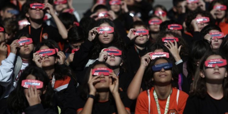 Bursa’da öğrenciler güneş tutulması izledi