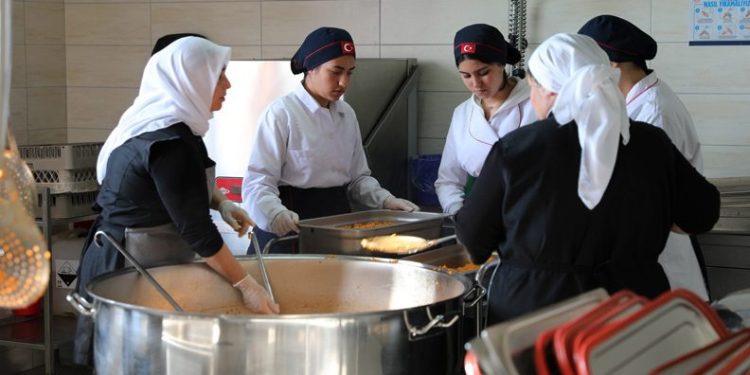 Bursa’da liseliler köy okullarındaki öğrenciler için yemek pişiriyor