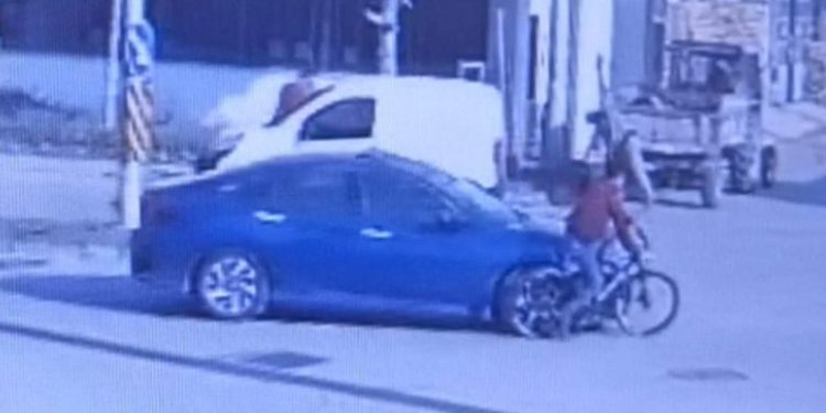 Bursa’da otomobil bisikletli çocuğa çarptı