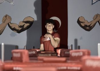 Sağ kolu sakatlanınca sol koluyla dünya şampiyonu oldu