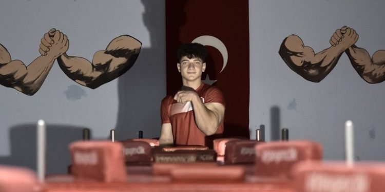 Sağ kolu sakatlanınca sol koluyla dünya şampiyonu oldu