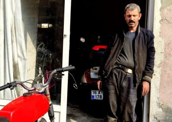 Görmeyen gözleriyle 20 yıldır motosiklet tamir ediyor