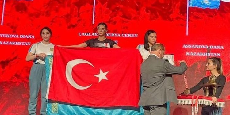 Milli sporcu Kazak sporculara Türk bayrağıyla cevap verdi