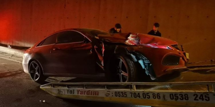 Bursa’da yolcu indiren otobüse otomobil çarptı