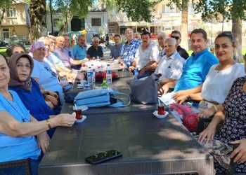 50 yıl sonra sınıf öğretmenleriyle buluştular