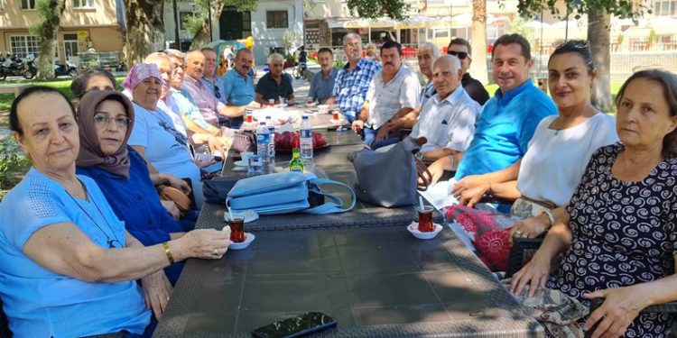 50 yıl sonra sınıf öğretmenleriyle buluştular