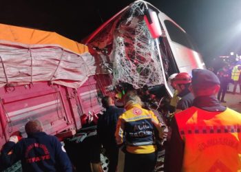 Yolcu otobüsü TIR’a arkadan çarptı