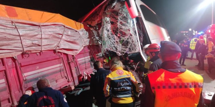 Yolcu otobüsü TIR’a arkadan çarptı