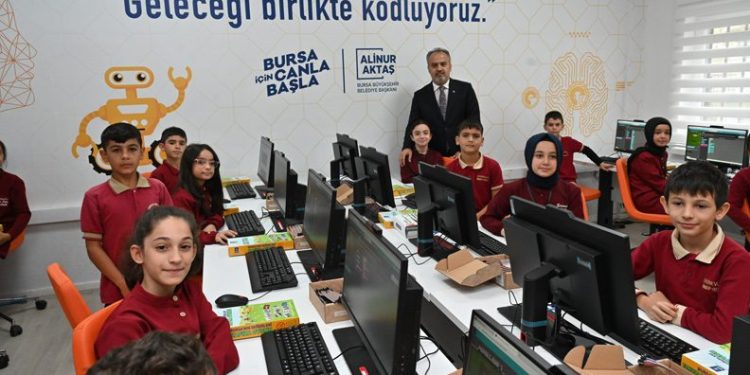 Bursa Büyükşehir’den okullara teknolojik destek
