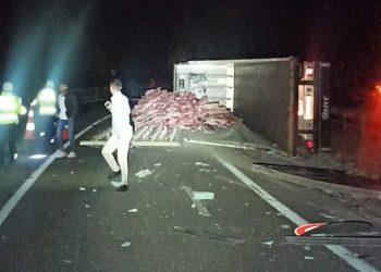 TIR devrildi etler yola saçıldı