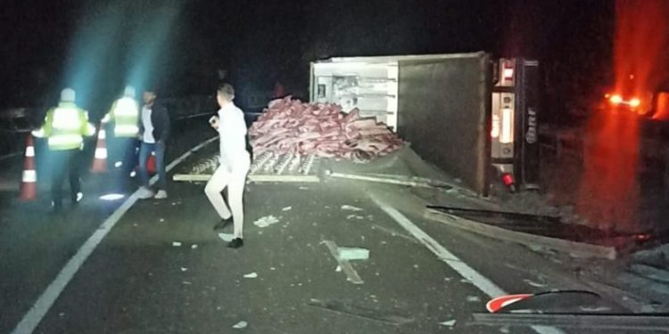 TIR devrildi etler yola saçıldı