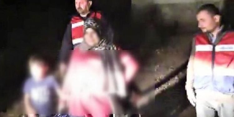 Çocuklarını kaçırıp eski kocasından fidye istetti