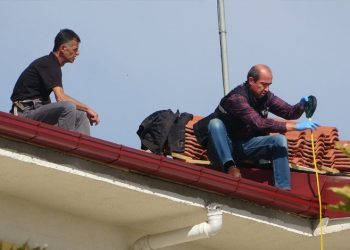 Uşak’ta okulun çatısında düşen usta öldü