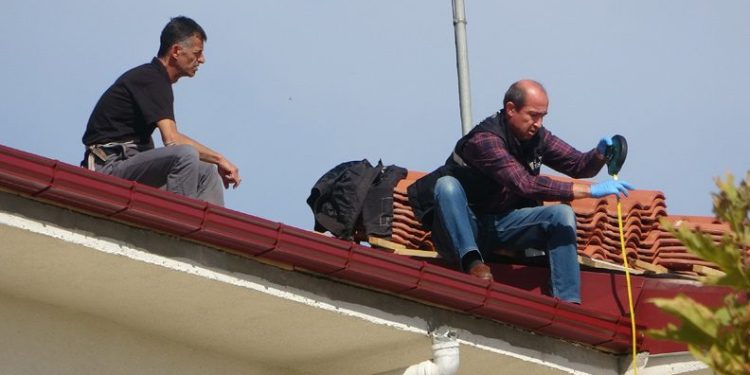 Uşak’ta okulun çatısında düşen usta öldü