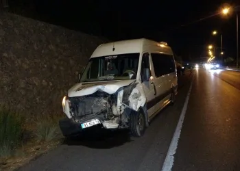 Tur minibüsü otomobille çarpıştı