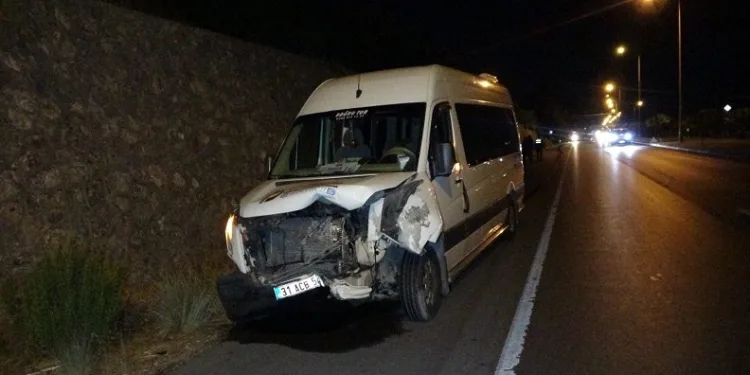 Tur minibüsü otomobille çarpıştı