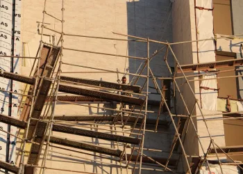 13 katlı inşaatta can pazarı! İşçiler çalışırken iskele çöktü