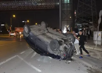 Bursa’da 3 aracın karıştığı kazada takla attı