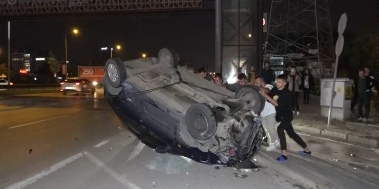 Bursa’da 3 aracın karıştığı kazada takla attı