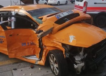 HDP’li vekilleri taşıyan araç taksiyle çarpıştı