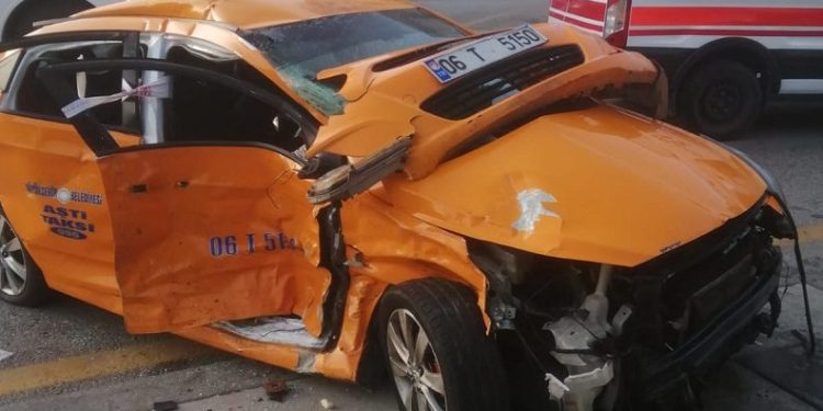 HDP’li vekilleri taşıyan araç taksiyle çarpıştı