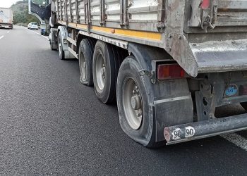 Polisten kaçan TIR, lastiklerine ateş edilerek durduruldu